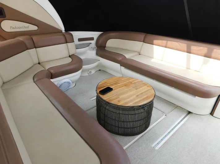  Yacht Photos Pics Luxurious seating area on 2001 Sea Ray 510 Sundancer yacht with round table.