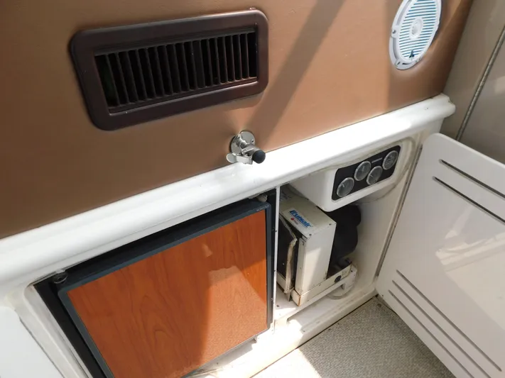  Yacht Photos Pics 2001 Sea Ray 510 Sundancer interior with control panel and storage compartments.