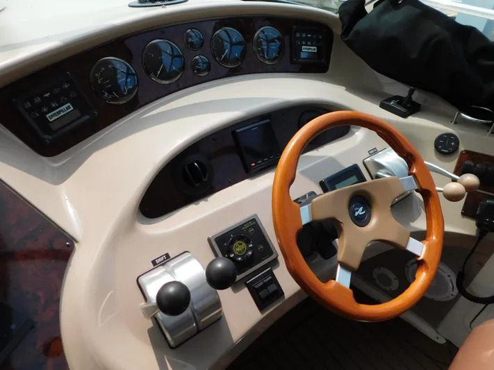 Yacht Photos Pics 2001 Sea Ray 510 Sundancer helm with wooden steering wheel and control panel.