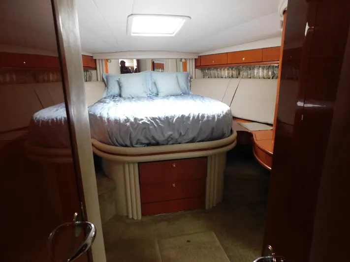  Yacht Photos Pics Luxurious cabin interior of 2001 Sea Ray 510 Sundancer yacht with cozy bed.