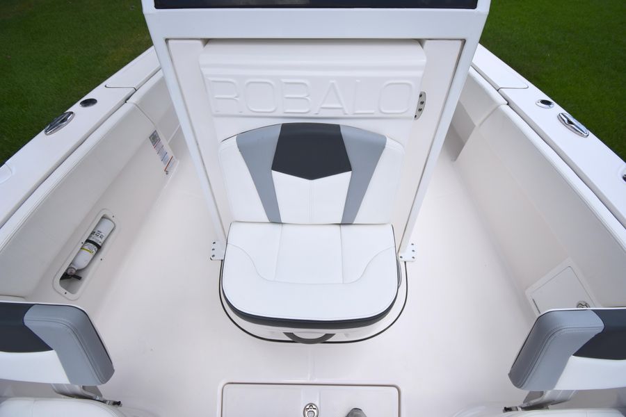 2022 Robalo 266 Cayman