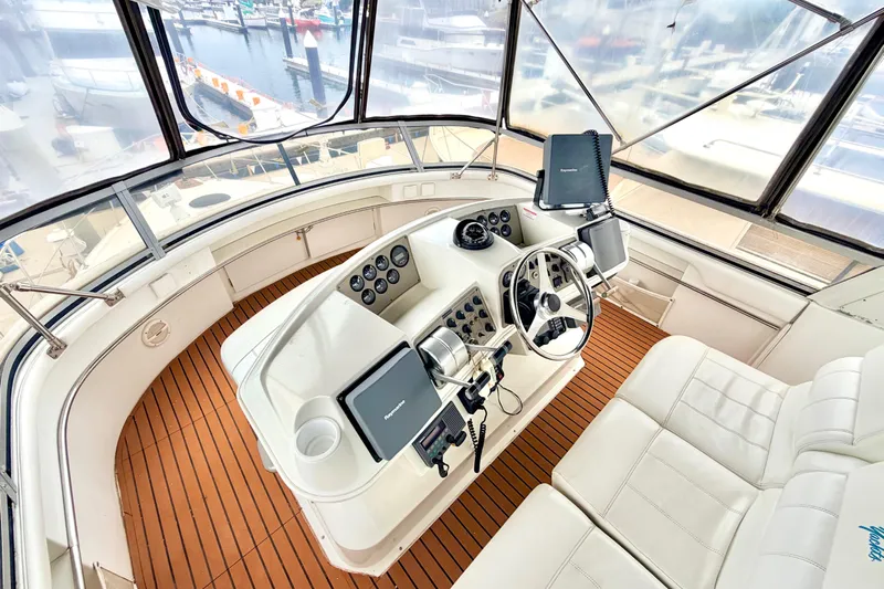 Lunasea Yacht Photos Pics 1996 Carver 500 Cockpit Motor Yacht helm with modern navigation equipment and luxurious seating.