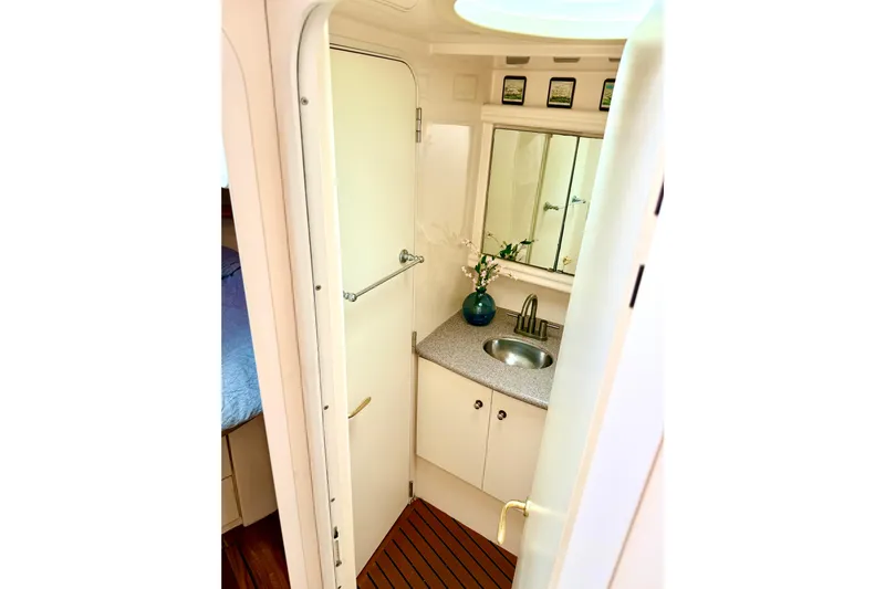 Lunasea Yacht Photos Pics Interior of 1996 Carver 500 Cockpit Motor Yacht bathroom with sink and mirror.