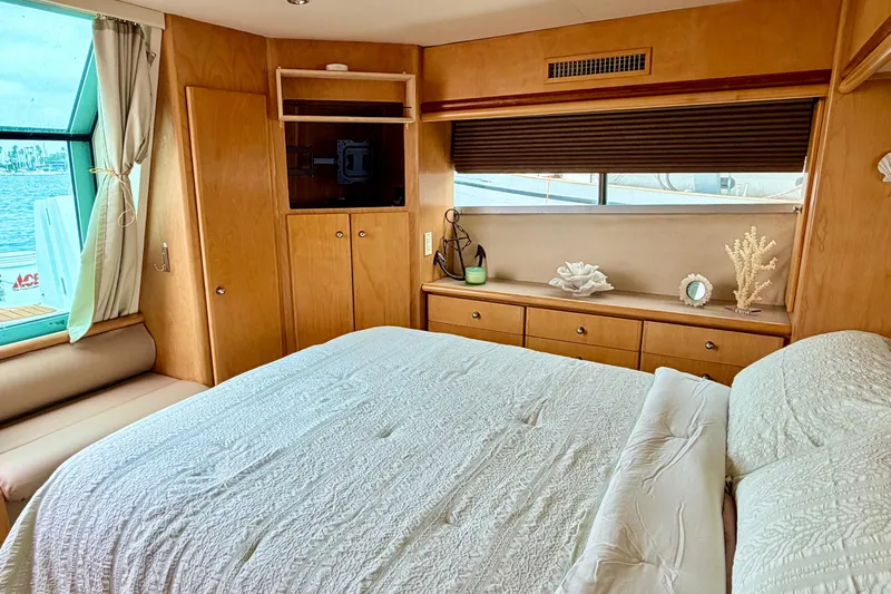 Lunasea Yacht Photos Pics Luxurious bedroom interior of 1996 Carver 500 Cockpit Motor Yacht with elegant decor.