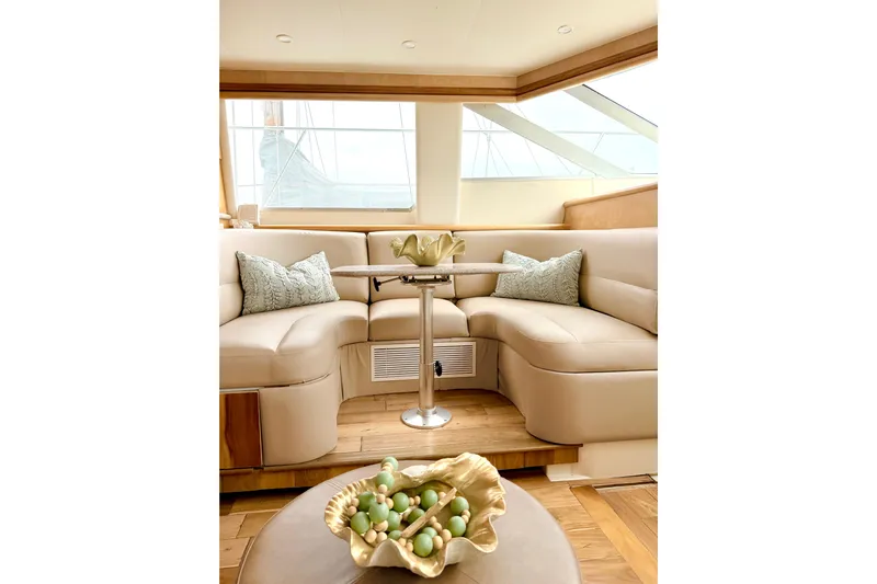 Lunasea Yacht Photos Pics Luxurious interior of 1996 Carver 500 Cockpit Motor Yacht with elegant seating and decor.