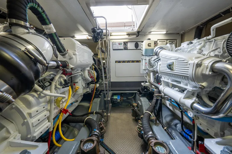 Roll Tide II Yacht Photos Pics 