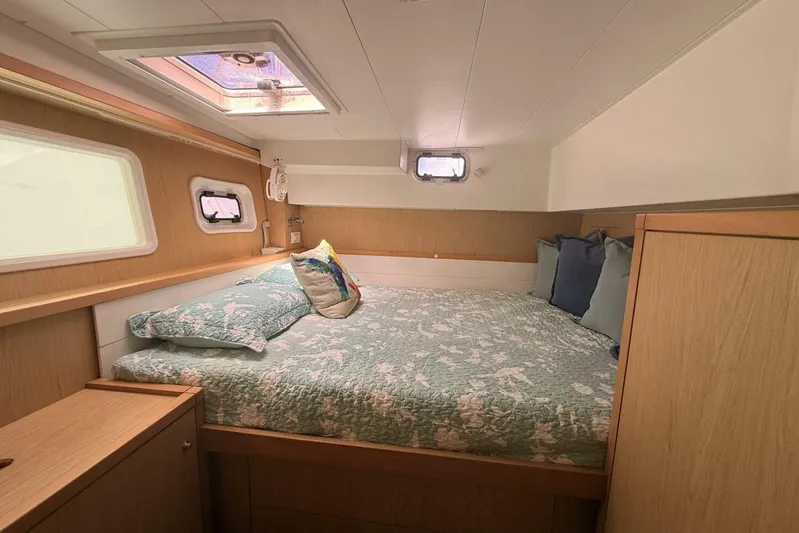 Zun Zun Yacht Photos Pics Cozy bedroom in 2014 Lagoon 39 yacht with floral bedding and natural light.