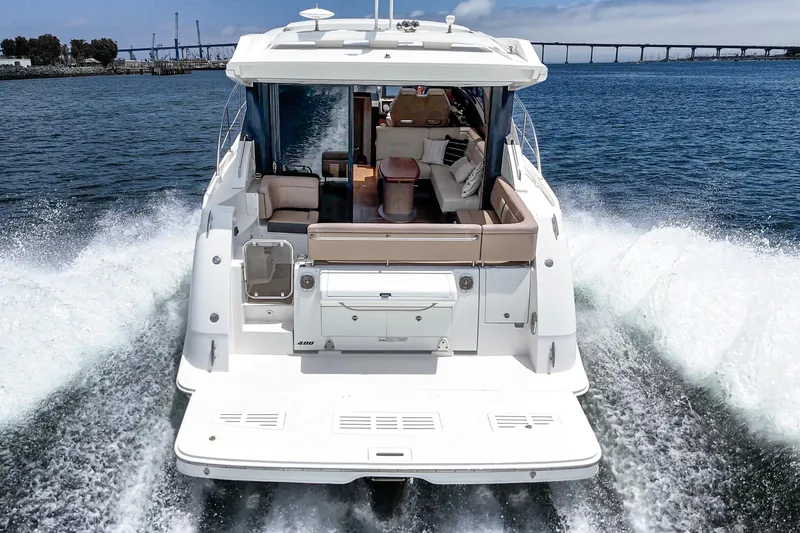  Yacht Photos Pics 2017 Sea Ray Sundancer 400 cruising on open water, rear view.