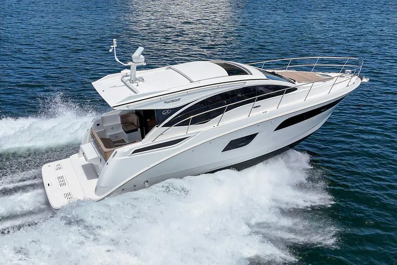  Yacht Photos Pics 2017 Sea Ray Sundancer 400 cruising on open water, showcasing sleek design and performance.