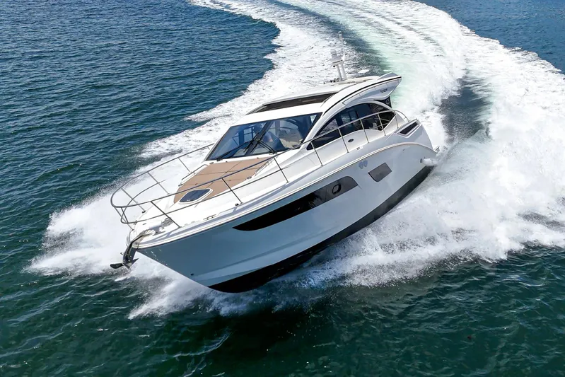  Yacht Photos Pics 2017 Sea Ray Sundancer 400 cruising on open water, creating a dynamic wake.