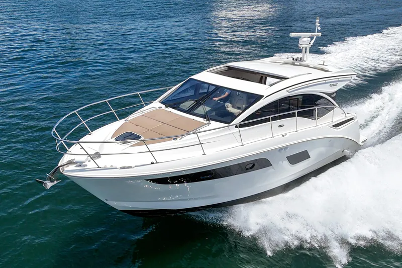  Yacht Photos Pics 2017 Sea Ray Sundancer 400 cruising on open water, showcasing sleek design and luxury features.