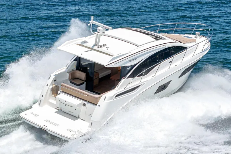  Yacht Photos Pics 2017 Sea Ray Sundancer 400 yacht cruising on open water, showcasing sleek design and luxury.