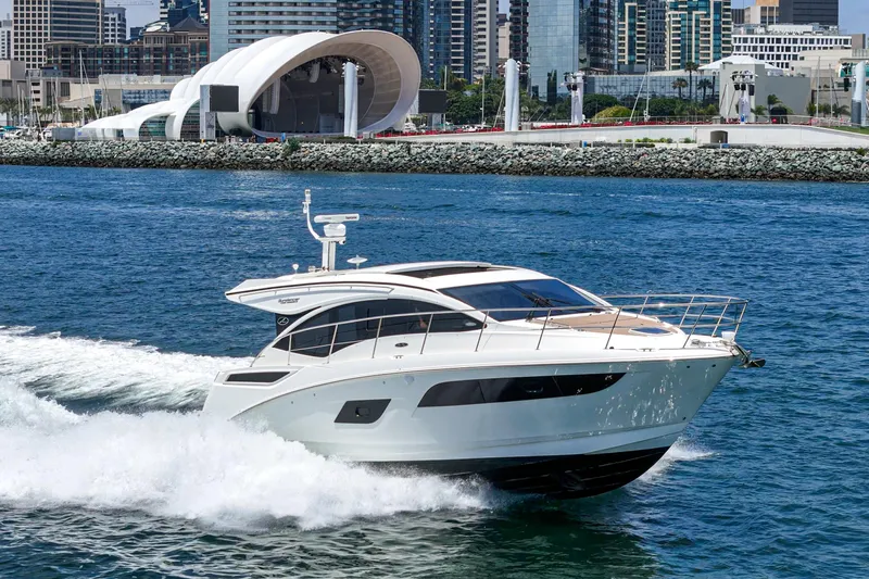  Yacht Photos Pics 2017 Sea Ray Sundancer 400 yacht cruising near modern cityscape.
