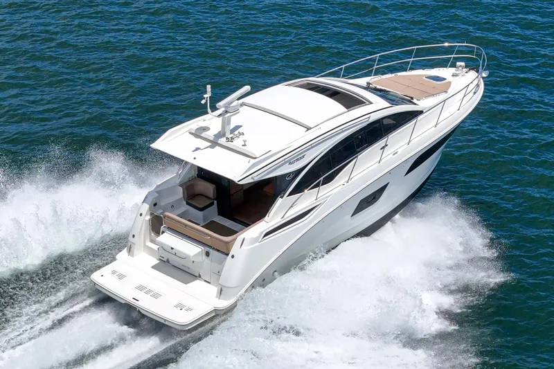  Yacht Photos Pics 2017 Sea Ray Sundancer 400 yacht cruising on open water.