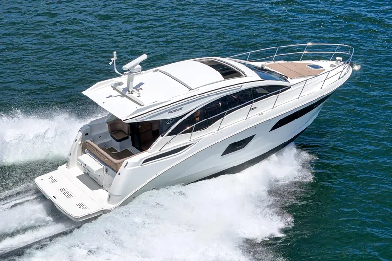  Yacht Photos Pics 2017 Sea Ray Sundancer 400 cruising on open water, showcasing sleek design and performance.