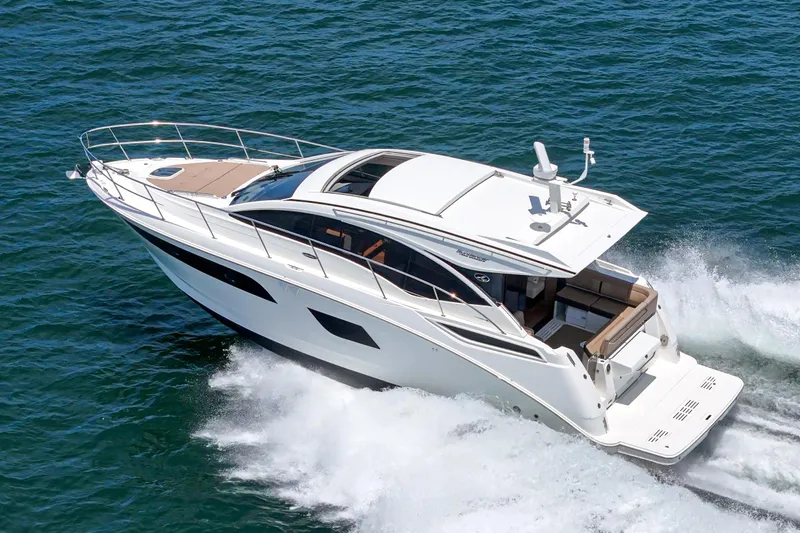  Yacht Photos Pics 2017 Sea Ray Sundancer 400 yacht cruising on open water.