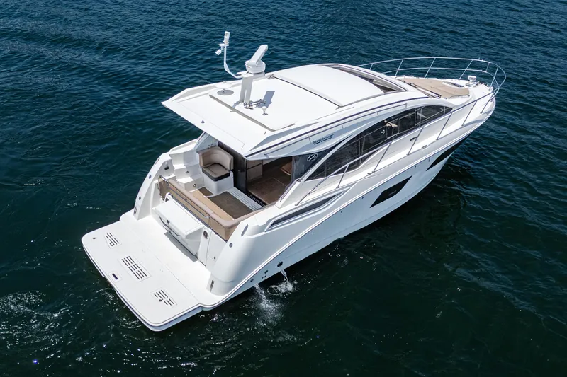  Yacht Photos Pics 2017 Sea Ray Sundancer 400 yacht cruising on open water.