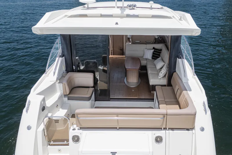  Yacht Photos Pics 2017 Sea Ray Sundancer 400 yacht with spacious seating and elegant interior design.