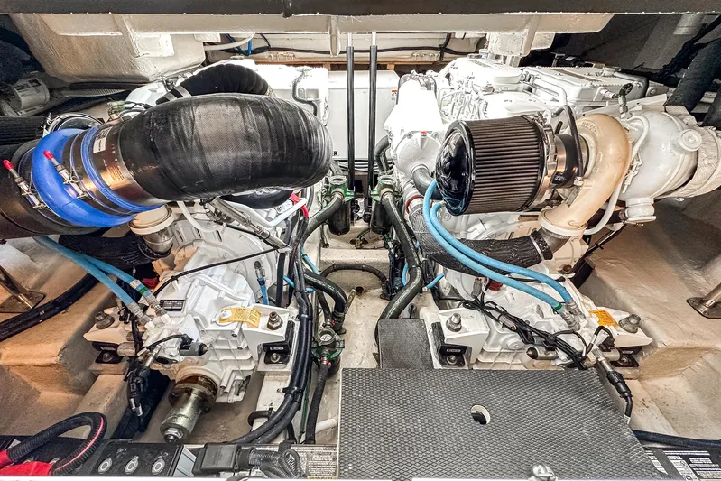  Yacht Photos Pics Engine room of 2017 Sea Ray Sundancer 400, showcasing dual engines and components.