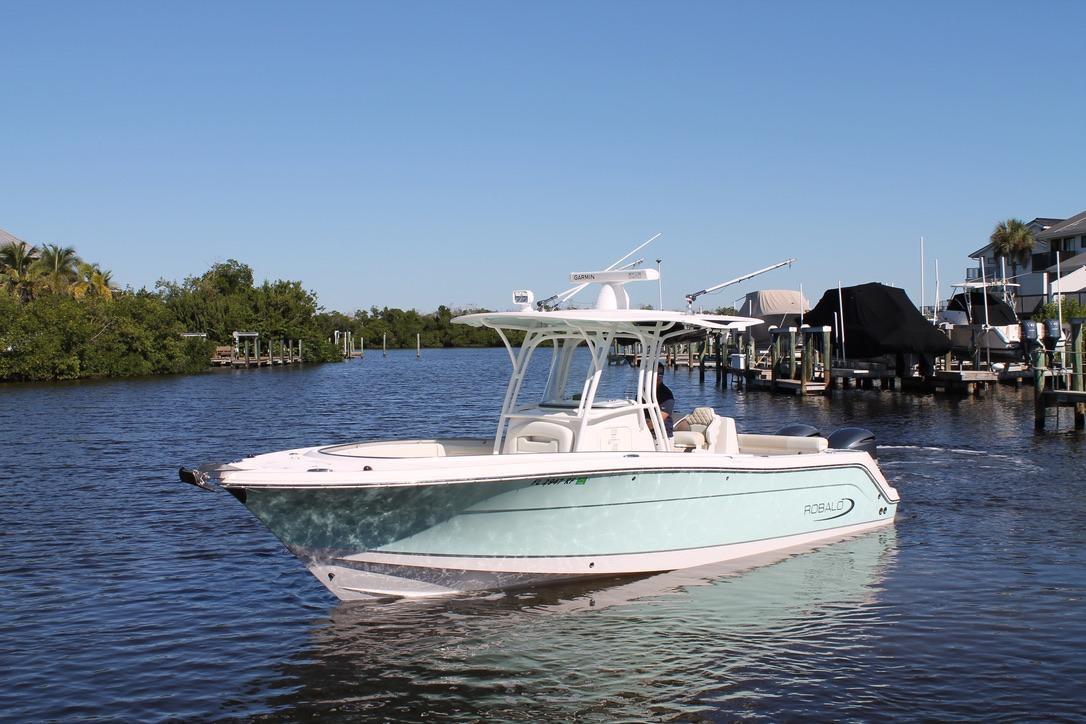 Robalo R300 Center Console