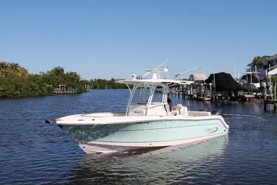 Robalo R300 Center Console