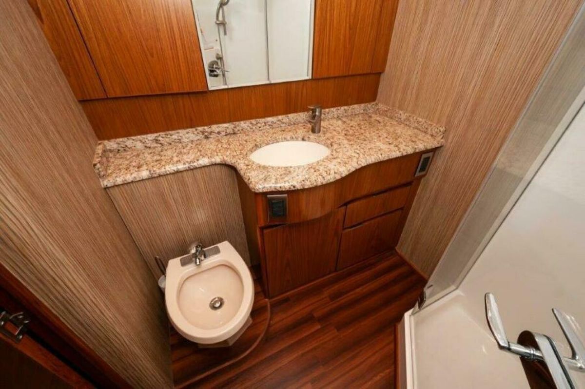 2012 Viking 76 