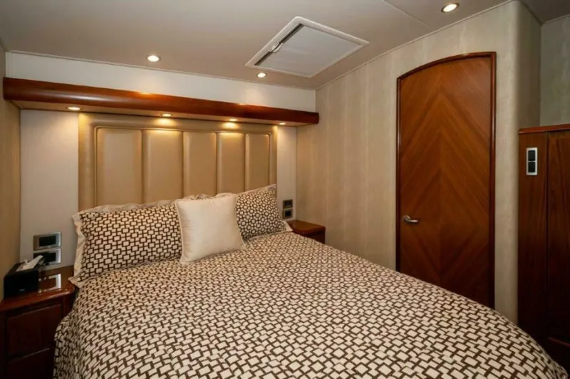 Reel Dangerous Yacht Photos Pics 2012 76 Viking Sky Bridge REEL DANGEROUS VIP Stateroom (1)