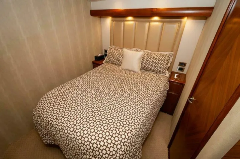 Reel Dangerous Yacht Photos Pics 2012 76 Viking Sky Bridge REEL DANGEROUS VIP Stateroom (4)