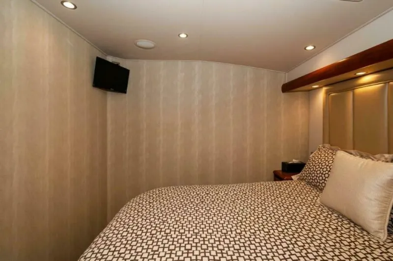 Reel Dangerous Yacht Photos Pics 2012 76 Viking Sky Bridge REEL DANGEROUS VIP Stateroom (5)