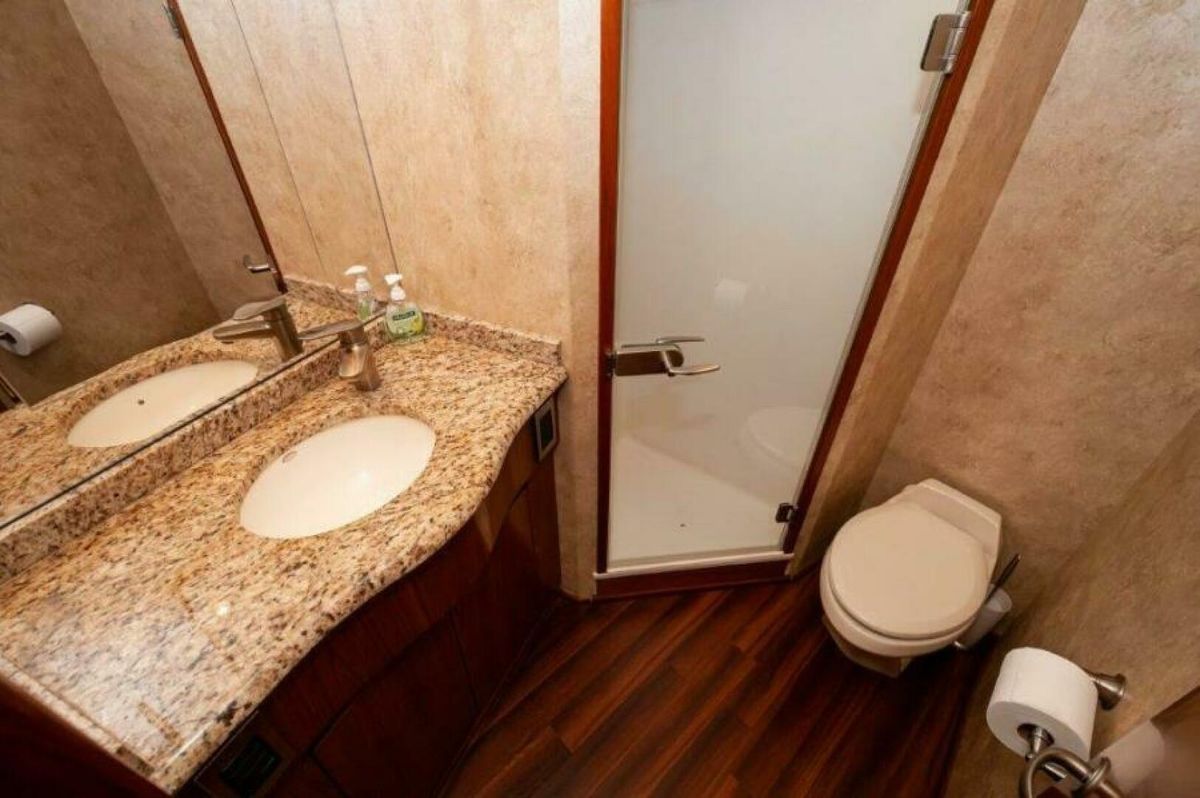2012 Viking 76 