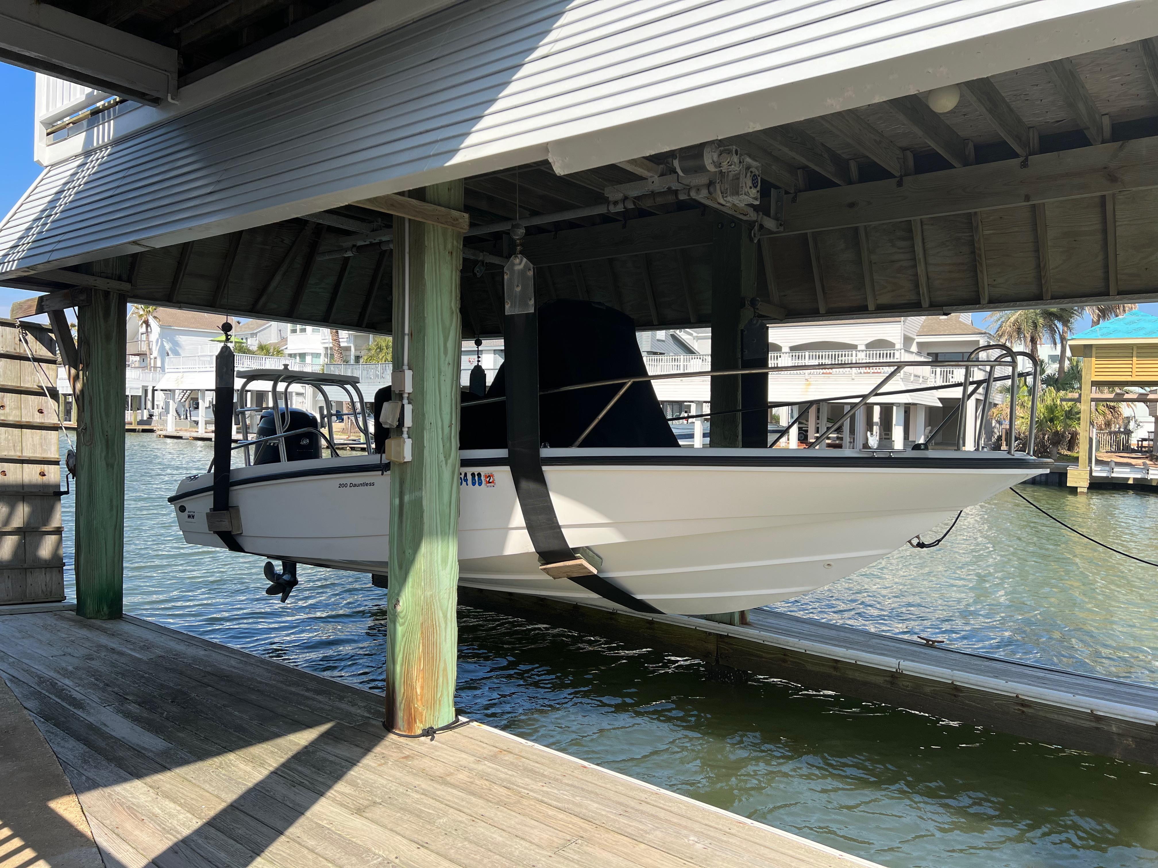 2009 Boston Whaler 200 Dauntless