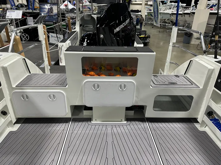  Yacht Photos Pics Twin Livewell Transom