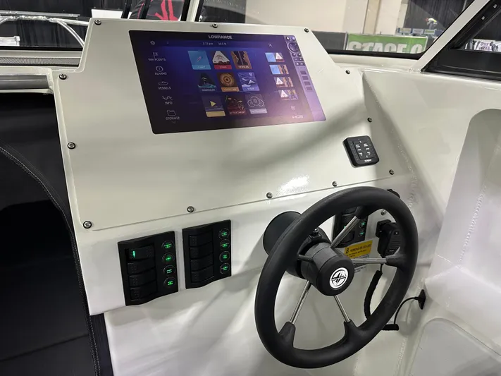  Yacht Photos Pics Helm Electonics