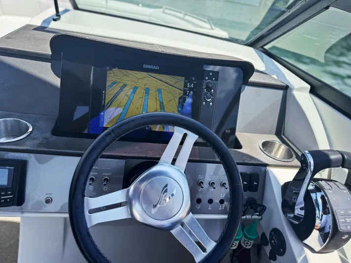  Yacht Photos Pics 2018 Sea Ray SDX 290 dashboard with steering wheel and navigation display.