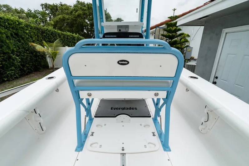  Yacht Photos Pics 2021 Everglades 243 Center Console boat interior with blue accents and white seating.