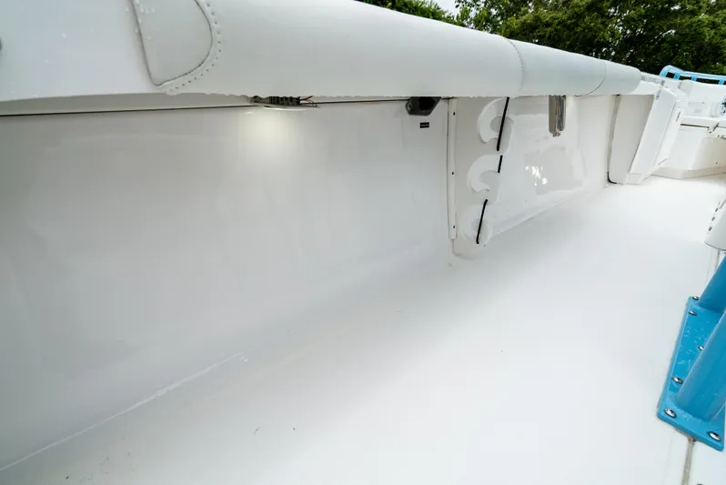  Yacht Photos Pics 2021 Everglades 243 Center Console boat interior, featuring sleek white design and modern fittings.