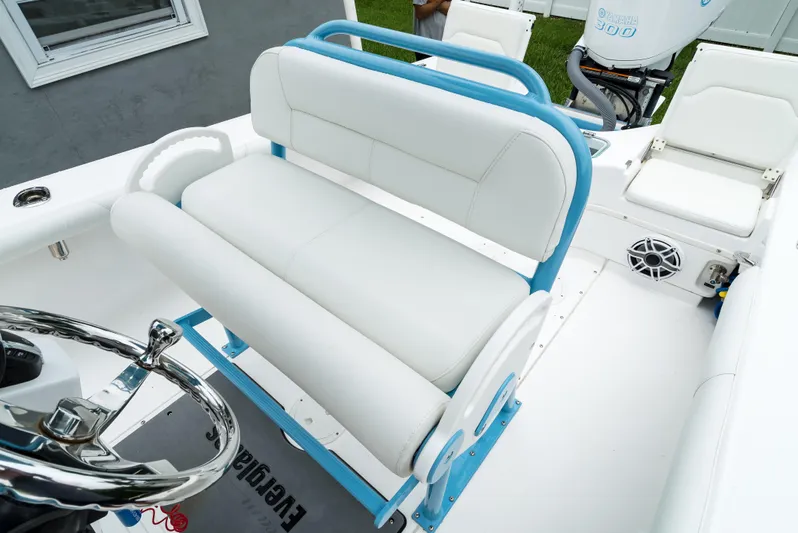  Yacht Photos Pics 2021 Everglades 243 Center Console boat interior with white and blue seating.