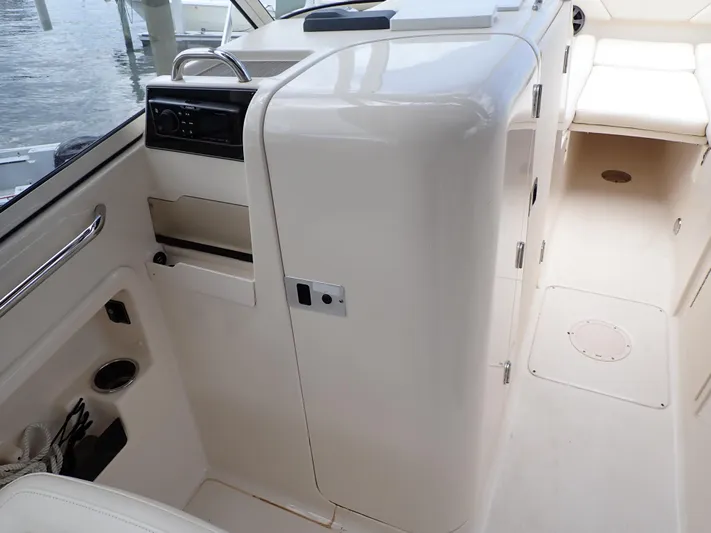  Yacht Photos Pics 2019 Grady-White Freedom 275 interior, featuring helm station and seating area.
