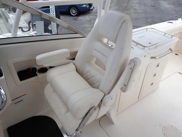  Yacht Photos Pics 2019 Grady-White Freedom 275 boat interior with white captain's chair and control panel.
