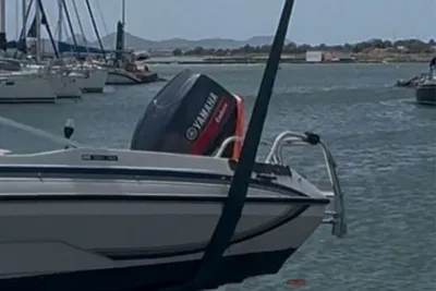 2000 Glastron Raya sv153