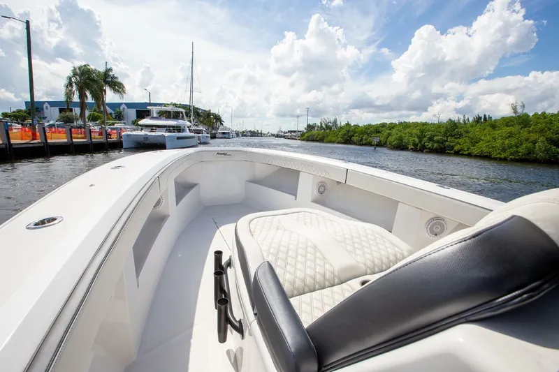 39 Front Runner Yacht Photos Pics 