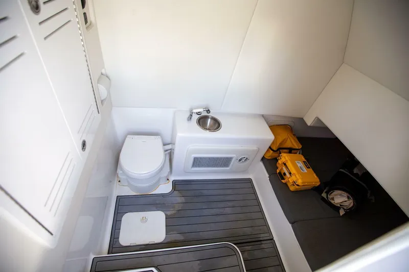 39 Front Runner Yacht Photos Pics 