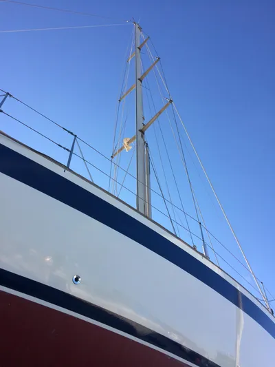 Challenger Yacht Photos Pics Sailboat mast of 1992 Hallberg-Rassy 45 against clear blue sky.