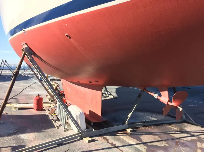 Challenger Yacht Photos Pics Hallberg-Rassy 45 sailboat from 1992 on dry dock, showing hull and propeller.