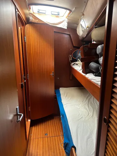 Challenger Yacht Photos Pics Interior cabin of a 1992 Hallberg-Rassy 45 yacht with wooden furnishings and bunk beds.