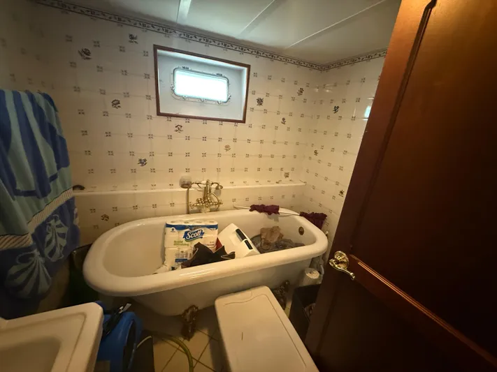  Yacht Photos Pics Bathroom with cluttered bathtub in a 2000 Pluckebaum Custom boat.