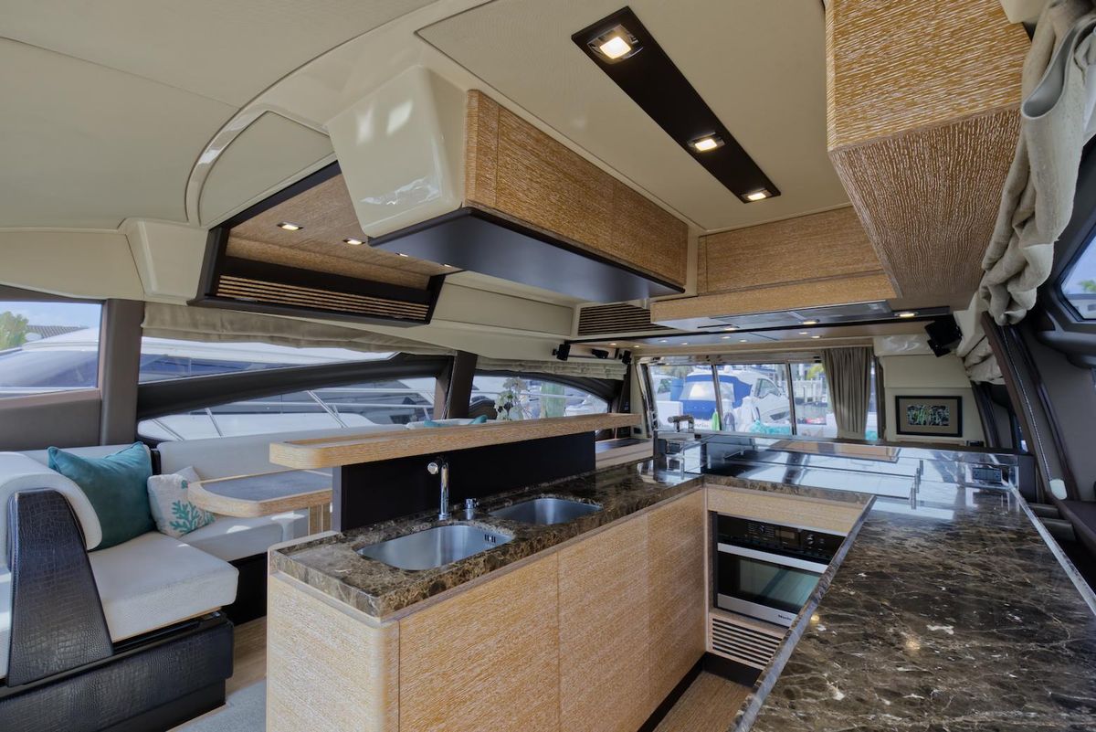2015 Azimut 64 