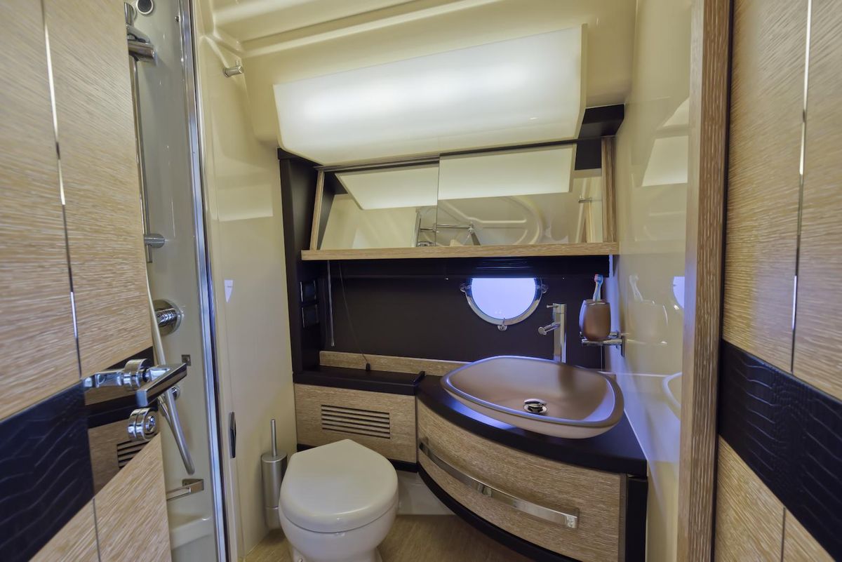 2015 Azimut 64 
