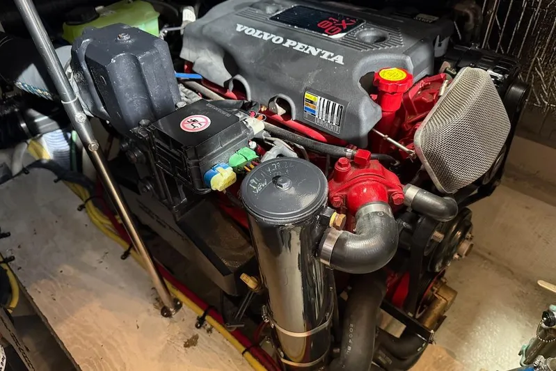No Worries Yacht Photos Pics Volvo Penta engine in 2006 Cruisers Yachts 415 Express Motoryacht.