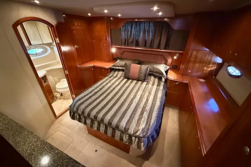 No Worries Yacht Photos Pics Luxurious 2006 Cruisers Yachts 415 Express Motoryacht bedroom with ensuite bathroom.